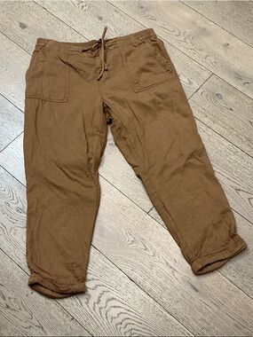 Woman’s Old Navy camel pull on elastic waist cuffed ankle pants, large. Cute!